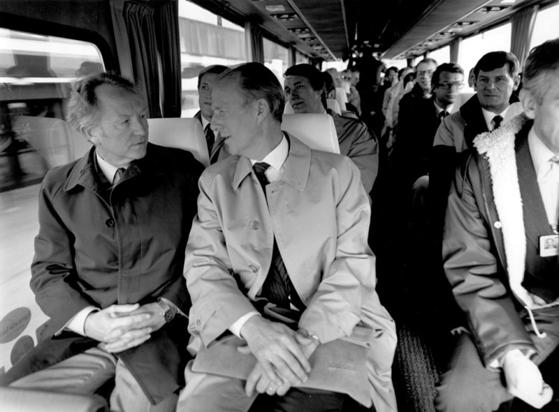 Arve Johnsen på reise i Sverige i 1985 i forbindelse med Statoil sin overtakelse av Svensk Esso. Kilde: Bildearkivet i Statoil, Statoil Historie 001424 - Passasjer Arve Johnsen 030685 – Foto: Øyvind Hagen
