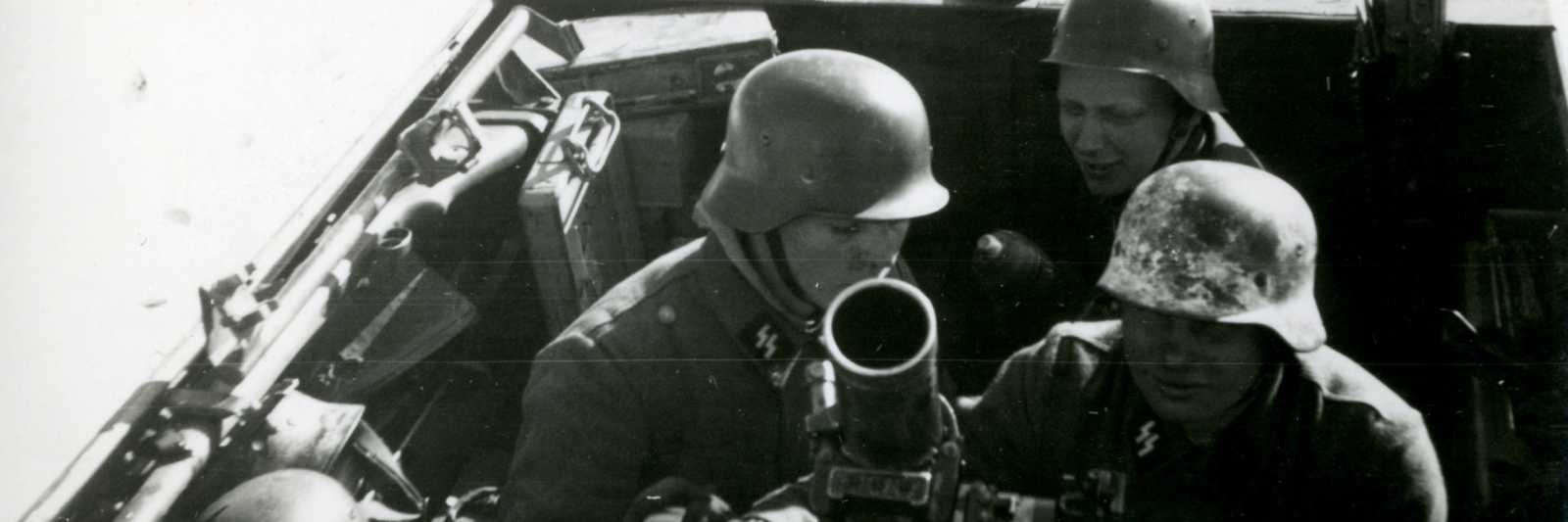 Narvafronten, 1944. Bilde av soldater og bombekaster