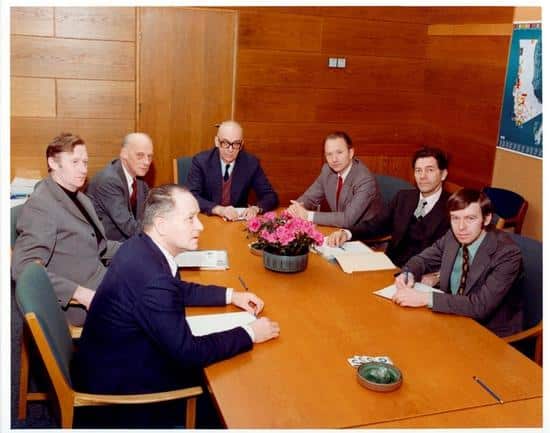 Dette fotografiet viser Statoil sitt styre i 1976. Styret besto da av Ottar Vollan, Einar H. Moxness, Ole Myrvoll, Finn Lied, Arve Johnsen, Hans Johan Ødegård og Aksel Fossen. Kilde: Bildearkivet i Statoil, Statoil Historie 008850 - Statoil styre 110376 – foto: N.N.