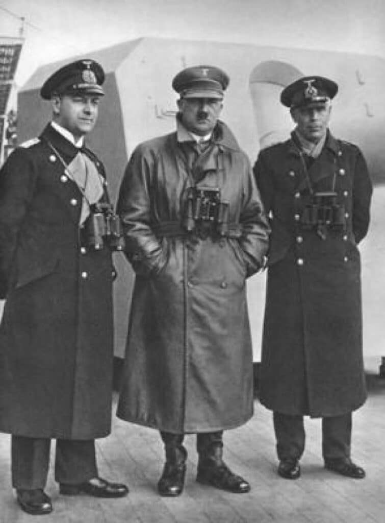 Hitler, Raeder, Hermann von Fischel ombord Deutschland på seilas i vestnorske fjorder. Copyright: John Asmussen.