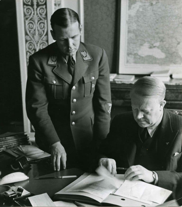 Vidkun Quisling og Rolf Jørgen Fuglesang. Ukjent datering (Arkivverket/Riksarkivet/VidkunQuisling/RA/PA-0750/H/L0002).