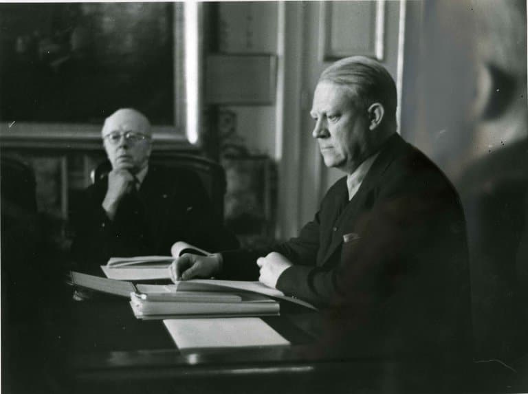 Vidkun Quisling og minister Eivind Blehr. Ukjent datering (Arkivverket/Riksarkivet/Vidkun Quisling/ RA/PA-0750/H/L0002/1005)
