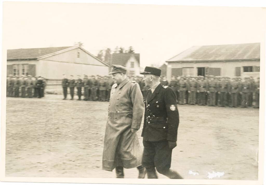 Vidkun Quisling og Oliver Møystad (hirdsjef og sjef for sikkerhetspolitiet) inspiserer Rikshirden (Arkivverket/Riksarkivet/OliverMøystad/RA/PA-0748/F/Fc/L0001(1131)).
