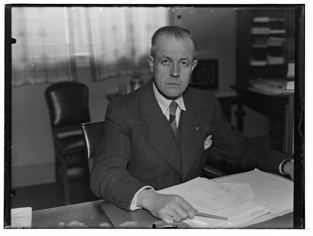 Minister Sverre Riisnæs, 9. oktober 1940 (Arkivverket/Riksarkivet/NTBs krigsarkiv/RA/PA-1209/U/Ui/L019758).
