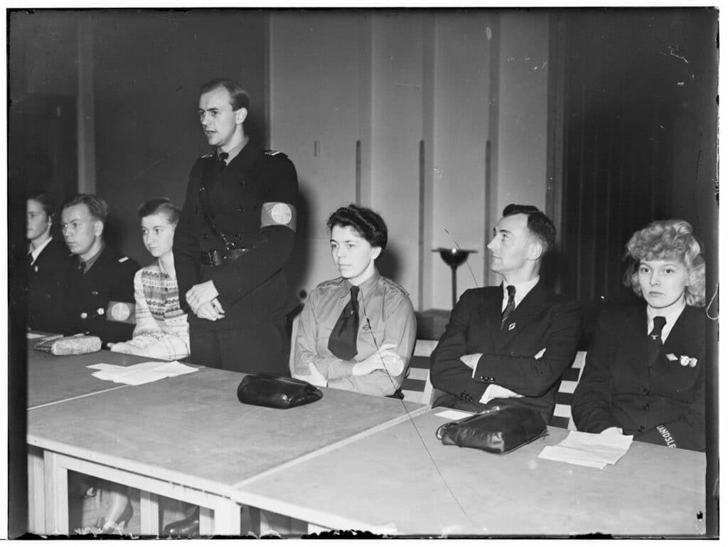 Unghirden. Møte i Stortingsgt. 20-26. november 1940 Bjørn Østring stående (Arkivverket/Riksarkivet/NTBs krigsarkiv/RA/PA-1209/U/Ui/L0198/0001/0243).
