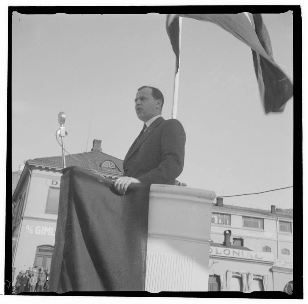 Hirdmønstring i Halden 4. mai 1941. Fuglesang taler (Arkivverket/Riksarkivet/NTBs krigsarkiv/ RA/PA-1209/U/Ui/L0198/0001/0268).
