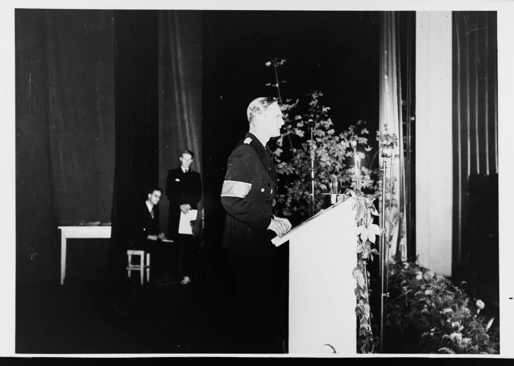 NSUFs kampdag 28. september 1941. Minister Axel Stang taler i Klingenberg kino (Arkivverket/Riksarkivet/NTBs krigsarkiv/RA/PA-1209/U/Ui/L0199/0001/0321).
