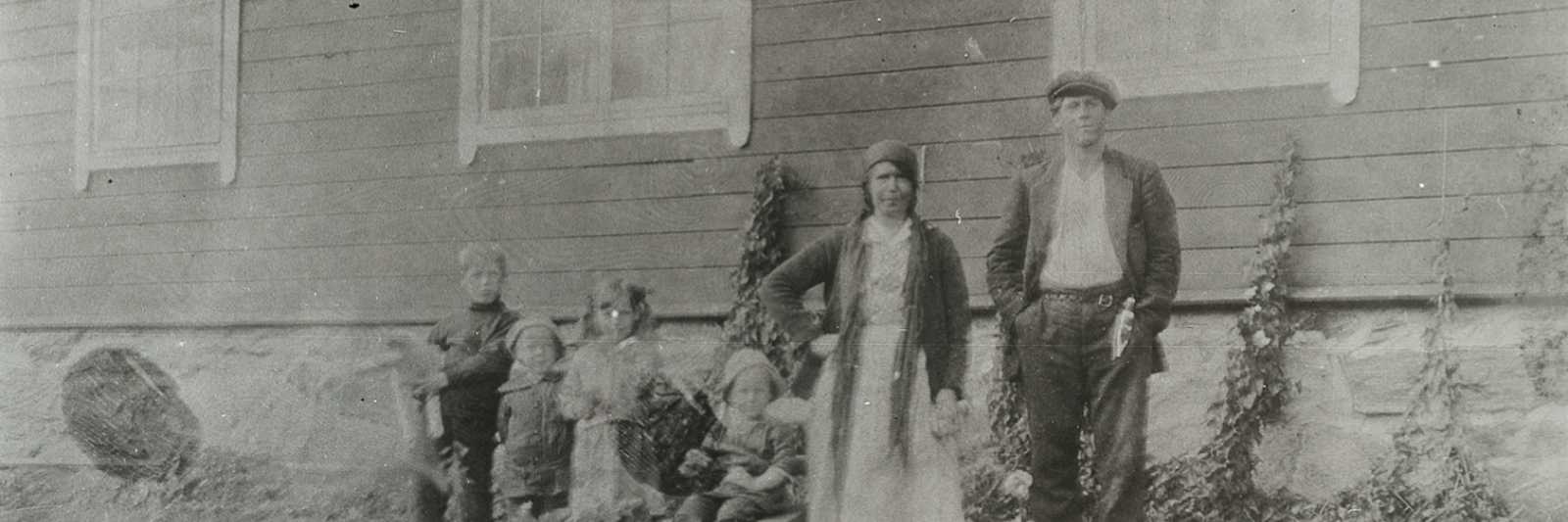 En familie med fire barn, bosatt på Svanviken arbeidskoloni 1918-1923 Fra arkivet etter Norsk misjon blant hjemløse