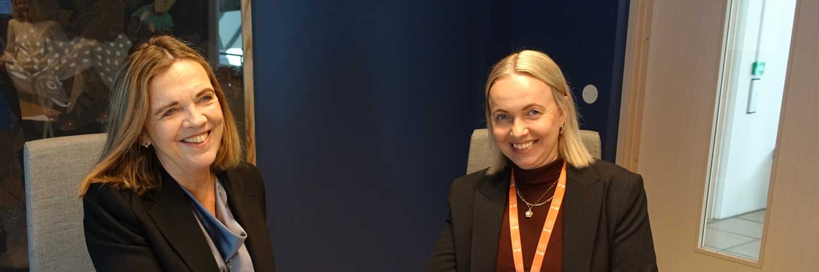 Riksarkivar Inga Bolstad (t.v.) signerer avtale med Gunhild Odden, prorektor forskning ved VID, om Misjons- og diakonarkivets nasjonale akrivansvar