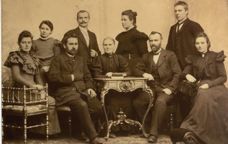 «Ole Martin Vølstad med søsken og moren Malene, trolig ca. 1900. Fotograf ukjent.»
Bak fra venstre: Marie Ravndal (pleiedatter), Ole Martin, Secilie Margreta, Thorvald Andreas
Fremme fra venstre: Marie, Thore, Malene, Fredrik, Berthe Karina.