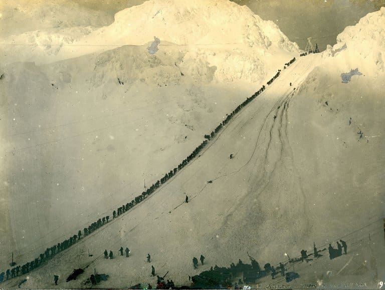 Gullgravere med oppakning på vei opp Chilkoot-passet, Alaska. Foto: Eric A. Hegg.