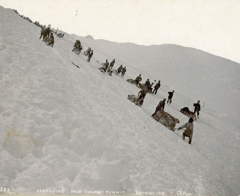 Gullgravere på vei ned fra Chilkoot-passet mot Klondike. Foto: Eric A. Hegg.
