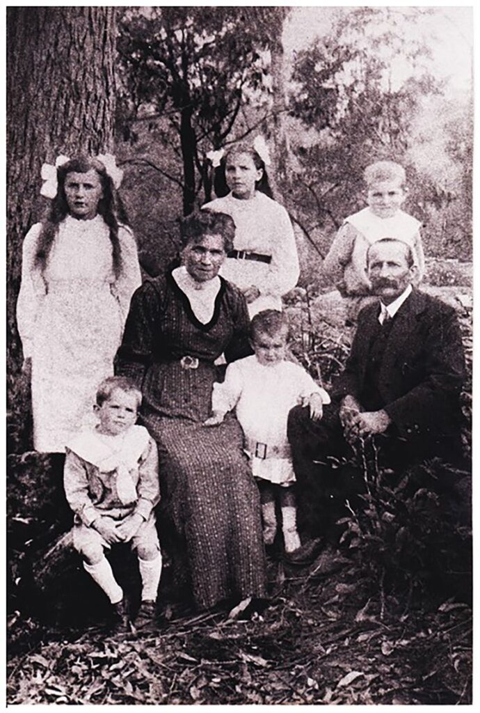 Familiebilde av Lars Markussen sammen med sin kone Mary og barna, tatt i Australia rundt 1912–1915.