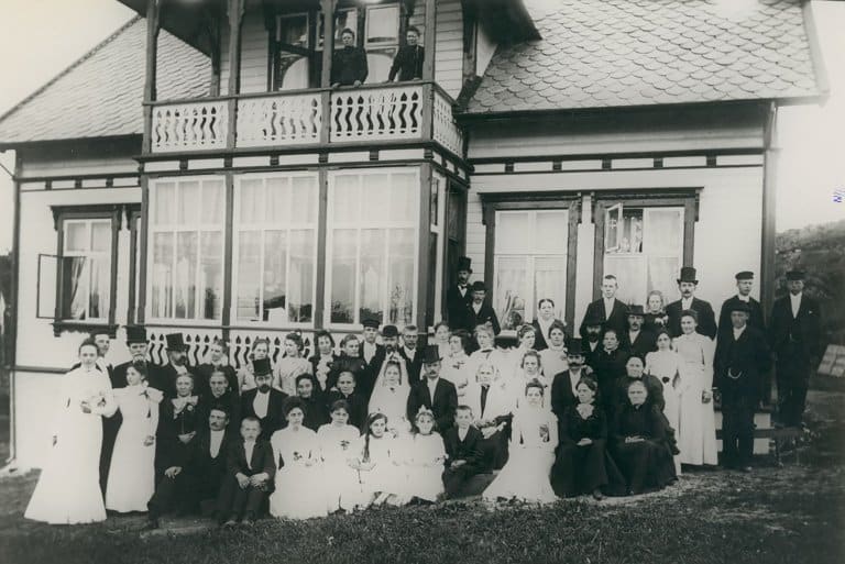 Bryllupsfeiring i Randabergveien 77, 14. juni 1900. Foto: ukjent.