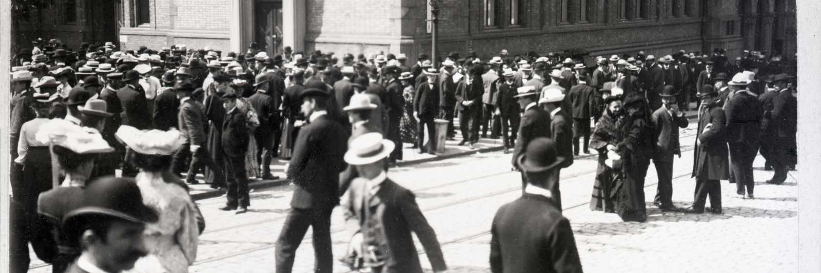 7. juni 1905, folkemengde utenfor Stortinget. Arkivreferanse: RA/PA-1296/U/L0001/0001/0003