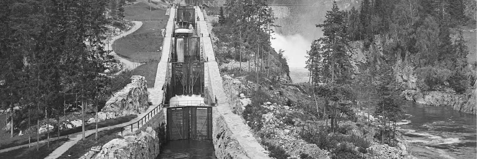 Båt på vei opp Vrangfoss sluser trolig rett etter at anlegget sto ferdig i 1892. Foto: Axel Lindahl