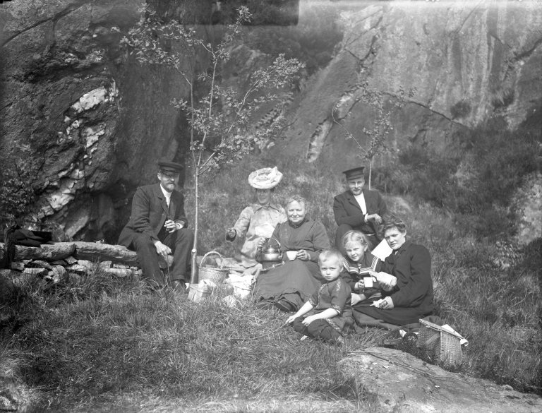 Fra venstre sitter Severin Malmin, Andrea Malmin, Rakel Andersen og ukjent mann og kvinne helt til høyre. Nedenfor dem sitter Astrid og Andreas Malmin.