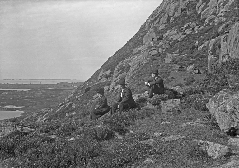 Andrea og Severin beundrer utsikten fra Orkjå til Haugesund, øyene og havet sammen med ukjent mann helt til høyre.