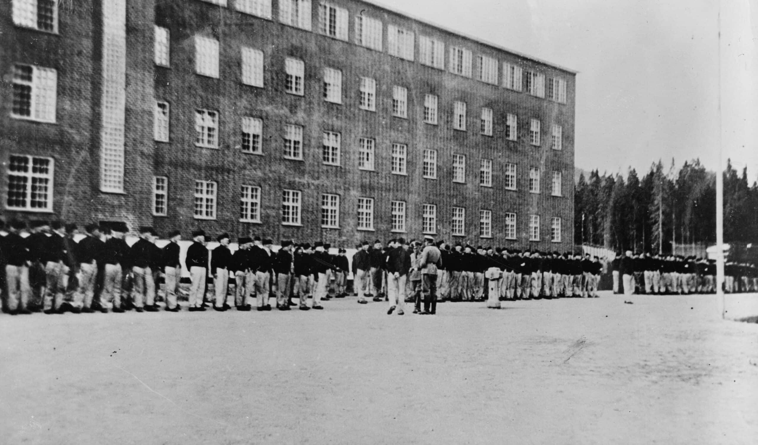 Oppstilte fanger ved Grini fangeleir fotografert mellom 1941 og 1943