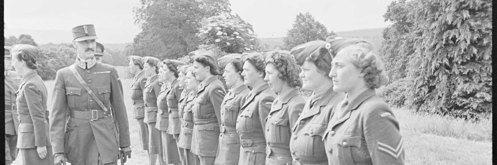 H.M. Kong Haakon og H.K.H. Kronprins Olav besøkte i juli måned 1943 norske forlegninger i Skottland. Inspeksjon av rekruttene. (Original bildetekst, datert 29.07.1943).