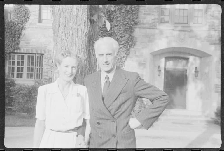 Ekteparet Ragni Østgaard og Nikolai Ramm Østgaard, avfotografert på Pooks Hill, USA, muligens i 1942 (foto: Arkivverket/Nikolai Ramm Østgaard/Pa-1951).
