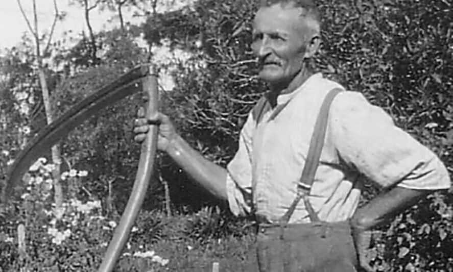 Bilde av eldre mann med ljå