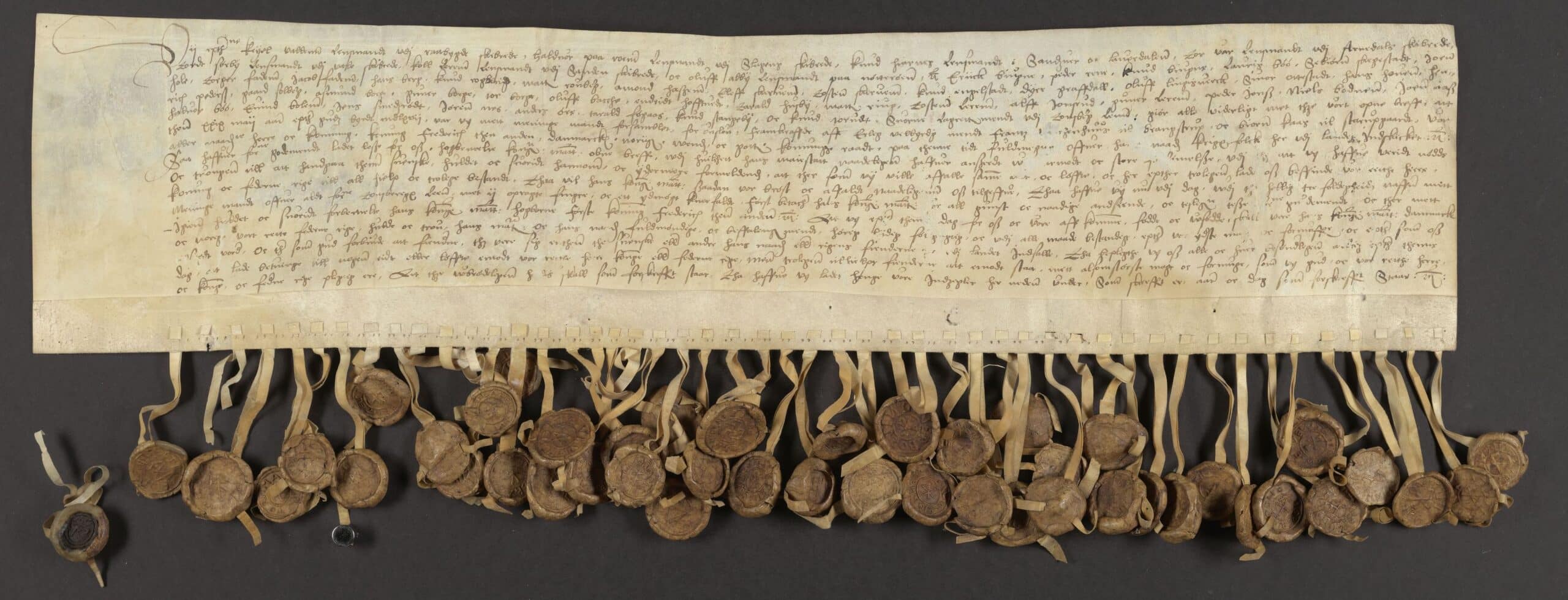 Under den nordiske syvårskrigen (1563–70) rykket svenske styrker flere ganger inn i Norge. I 1567 ble store deler av Østlandet inntatt, og befolkningen ble tvunget til å avlegge ed til den svenske kongen. Frederik 2. var villig til å tilgi frafallet hvis nordmennene hyllet ham på nytt. 29. mai var representanter for allmuen i Vestfold i Oslo. Med to fingre i været og ydmykt knefall takket de kong Frederik før de hyllet ham og avla løfte om evig troskap. Kilde: Riksarkivet, Diplomsamlingen, Norske statsdokumenter, nr. 104c.