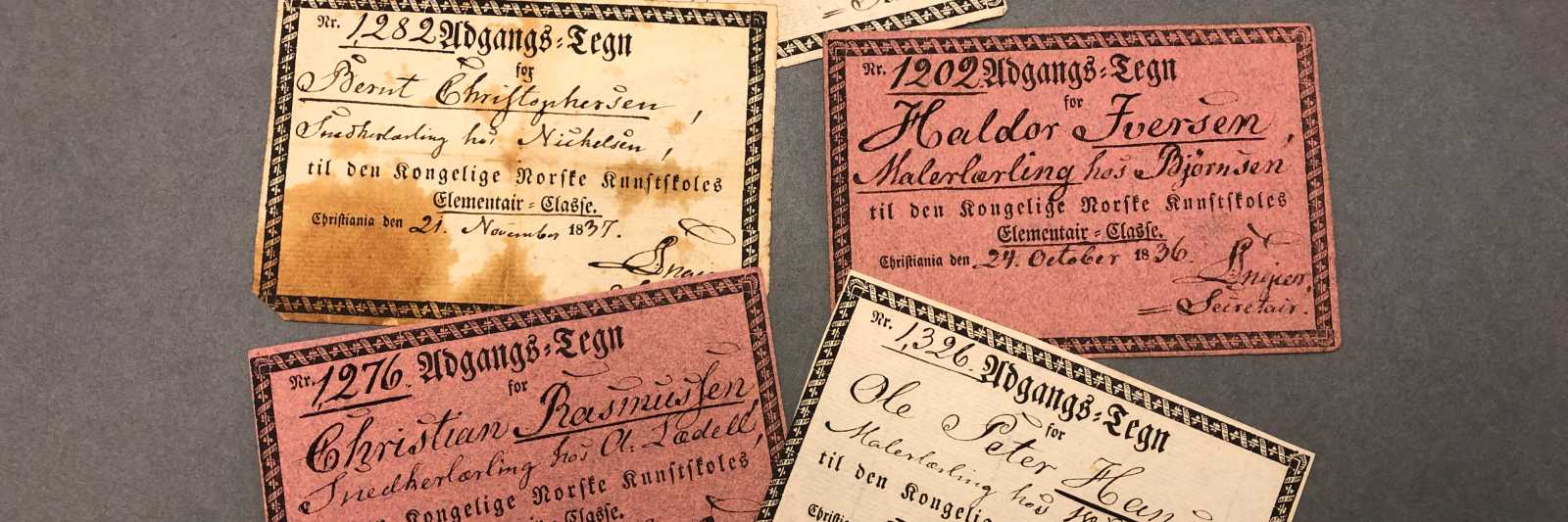 Eksempler på bevarte adgangstegn for studenter i «Elementair-Classe» ca. 1836-1839.
