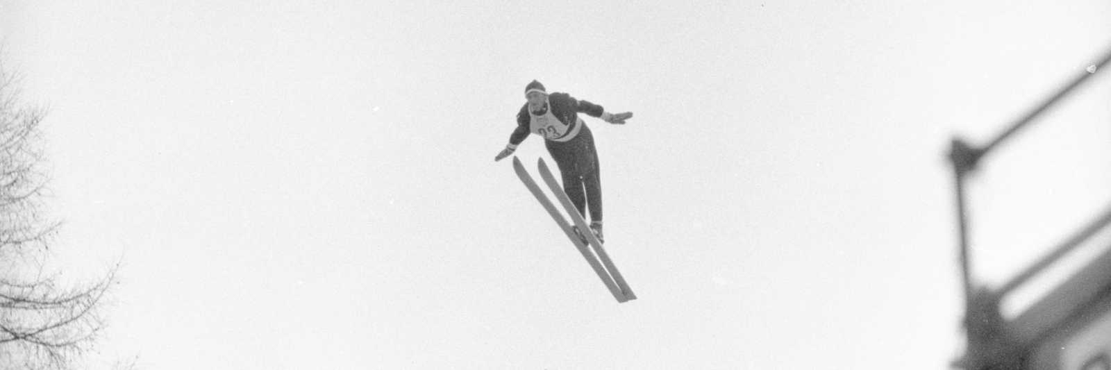 Sverre Stenersen under OL i Cortina i 1956, her fra kombinertrennet, der han tok gull. I hopprennet måtte Stenersen nøye seg med en 35. plass på en dårlig norsk dag. Foto: Fjørtoft, Billedbladet NÅ/Riksarkivet. PA0797_1123