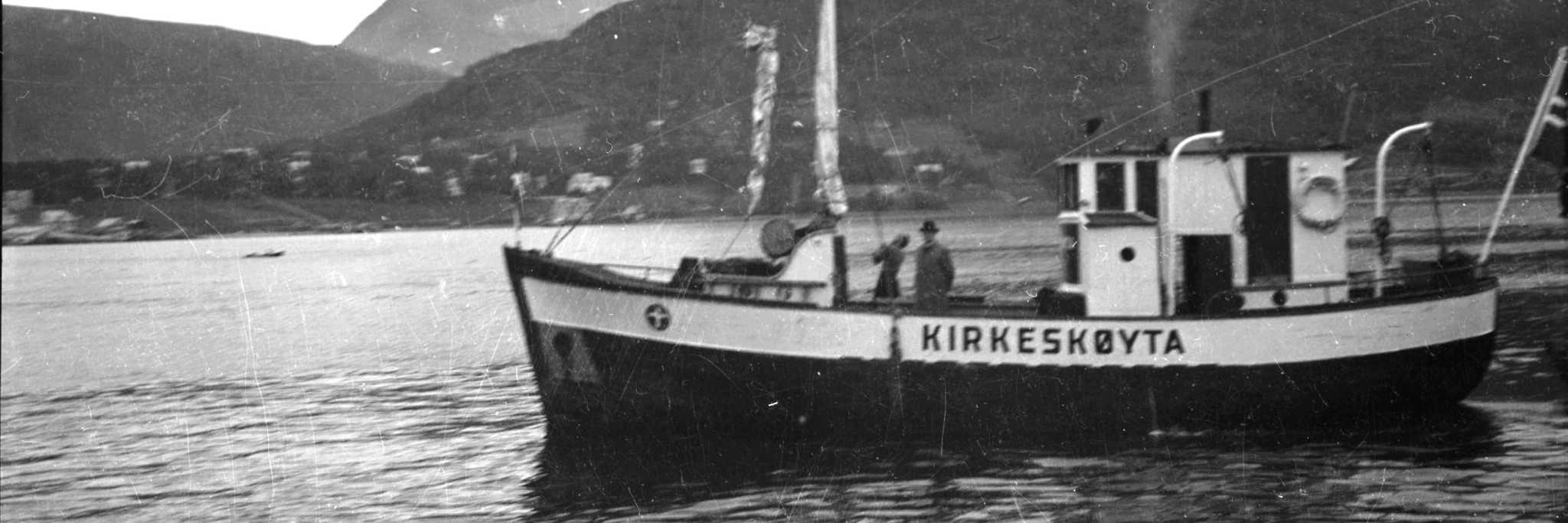 Kirkeskøyta. Pengegaver fra Amerika, England og Sverige, gjorde det mulig å kjøpe ei skøyte der lasterommet ble ominnredet og tatt i bruk som vigslet kapell i 1946.