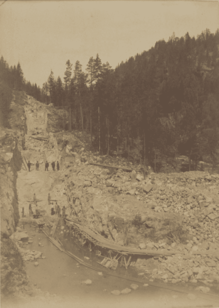 Bildet viser anleggsarbeid ved Vrangfoss Sluser. Foto: ukjent, utlån: Nasjonalbiblioteket