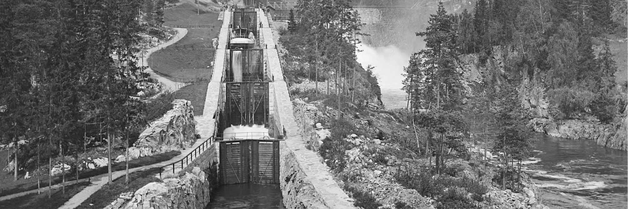 Båt på vei opp Vrangfoss sluser trolig rett etter at anlegget sto ferdig i 1892. Foto: Axel Lindahl