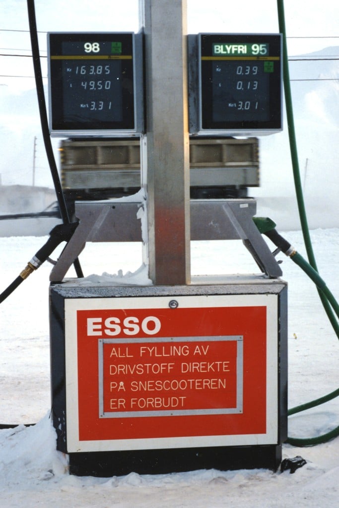”Esso var det første selskapet som innførte blyfri høyoktan bensin på det norske markedet i 1986”. Bensinpumpe på Svalbard. Fotograf og årstall ukjent.