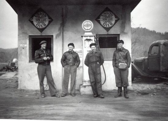 AS Marna rutebillag 1948. NOR Bensinstasjon AS Marna Rutebillag, Mandal i Vest Agder. Datert 1948. Fra arkivet etter Esso Norge AS hos Statsarkivet i Stavanger. Fotograf ukjent.