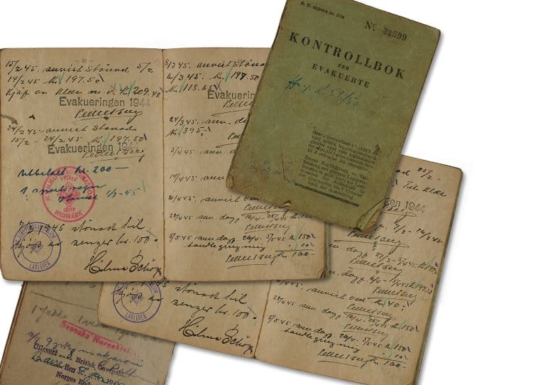 Kontrollbøker for evakuerte. Det er en liten tynn bok for hver familie eller enkeltperson slik at historien kan belyses på familie- og individplan. Hver kontrollbok er 14,5 cm høy og 10,5 cm. bred. Den består av 16 sider og omslag, ca. 0,2 cm. tykk. Mange bøker er fillete etter bruk. Man var forpliktet til å bære dem på seg hele tiden. Foto: Odd Amundsen