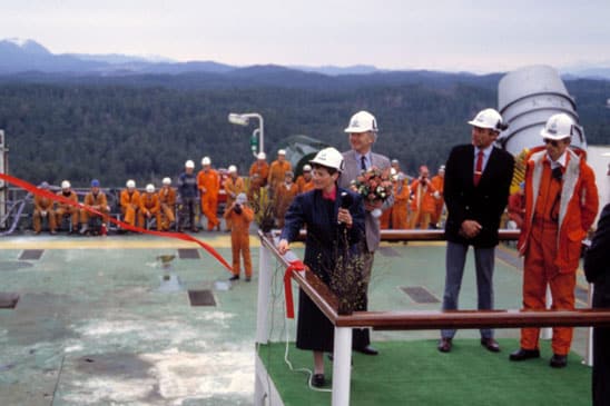 Det ble ikke tatt bilder under produksjonsstart på Gullfaks A. En offisiell åpningsseremoni ble holdt 19. Juni 1987. Bildet viser dåpen av Gullfaks A.