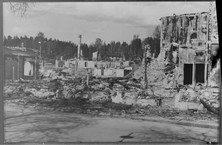Bombeangrep. Dette fotografiet viser Elverum etter bombeangrepet 11. april 1940, da Konge, regjering og storting var på flukt gjennom Hedmark.
(Foto: NTBs krigsarkiv, Riksarkivet/Digitalarkivet)