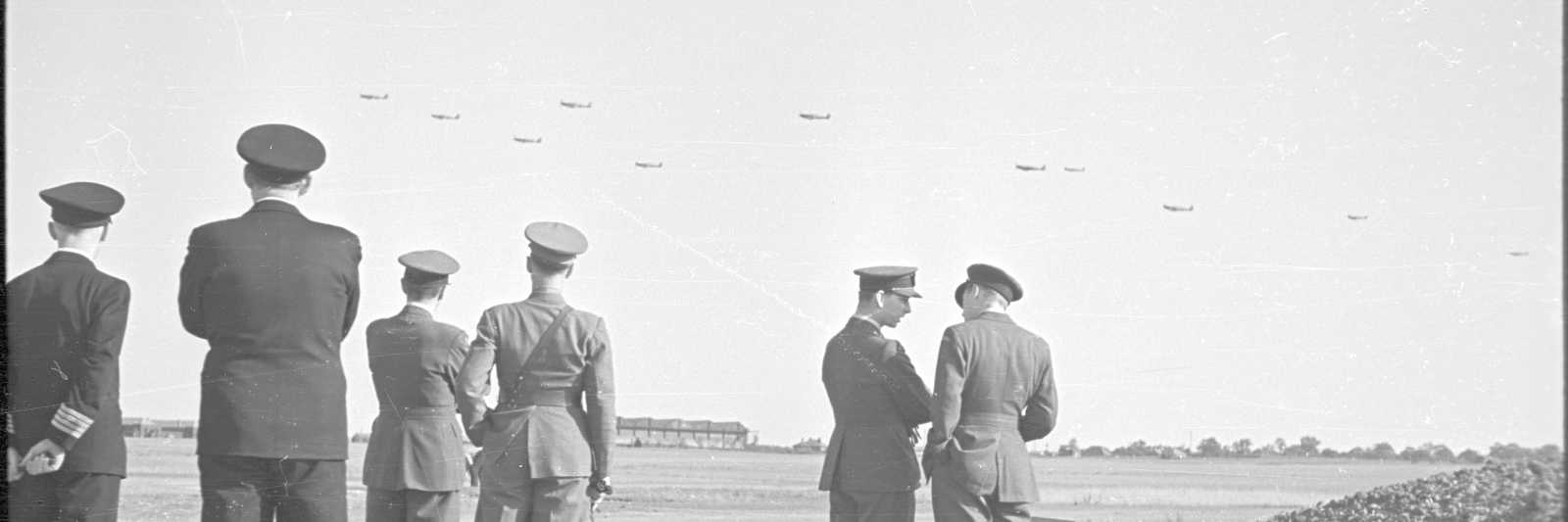 Illustrasjonsfoto: Forsvarssjefens besøk på North Weald 27. august 1942. Gjestene overværer en fly-past. Kontreadmiral Hjalmar Riiser-Larsen nr. 2 f.v., generalmajor Wilhelm von Tangen Hansteen nr. 4, oberstløytnant Bjarne Øen nr. 5