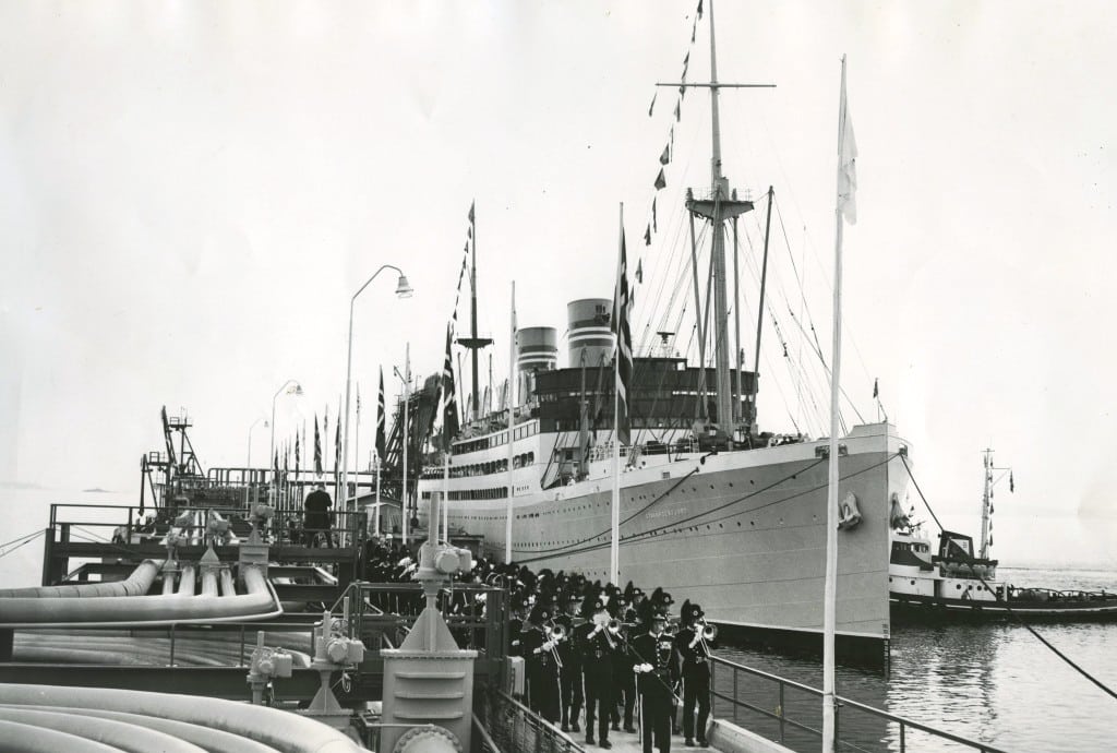 Gardens musikkorps deltok på åpningen av raffineriet 8 juni 1961. S/S ”Stavangerfjord” fraktet de offisielle gjestene fra Oslo og ut til raffineriet. Fotograf ukjent.