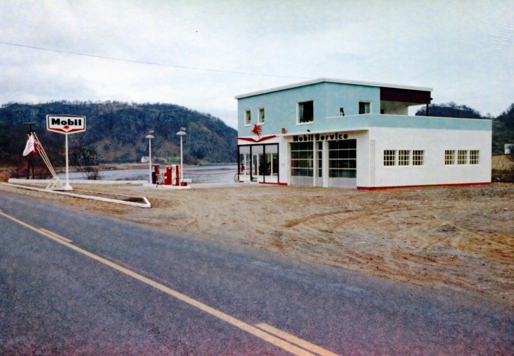 Mobil Oil Norge åpnet ny bensinstasjon på Helleland i Rogaland på 1960-tallet. Fotograf ukjent.