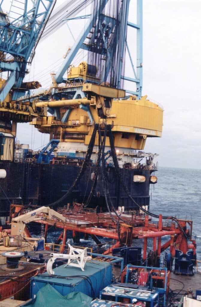 Fra operasjonen hvor Odinplattformen sin ”jacket” ble løftet opp fra havbunnen, 13. februar 1997. Fotograf ukjent.