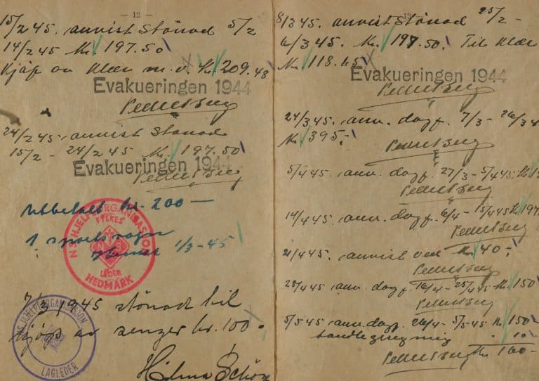 Sengekjøp. En av sidene i kontrollboken til familien fra Lyngen. Den viser litt av hva de har fått av støtte, som da de 7. mars 1945 fikk støtte til å kjøpe senger. Foto: Odd Amundsen