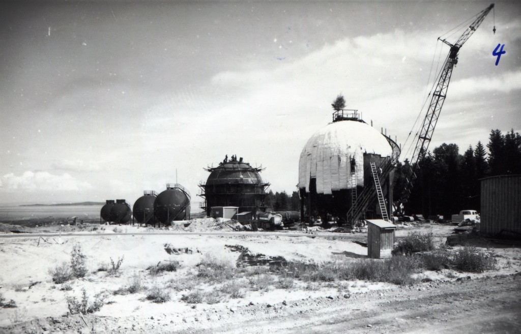 Bygging av kuletanker på raffineriet 1. september 1959. Fotograf ukjent.