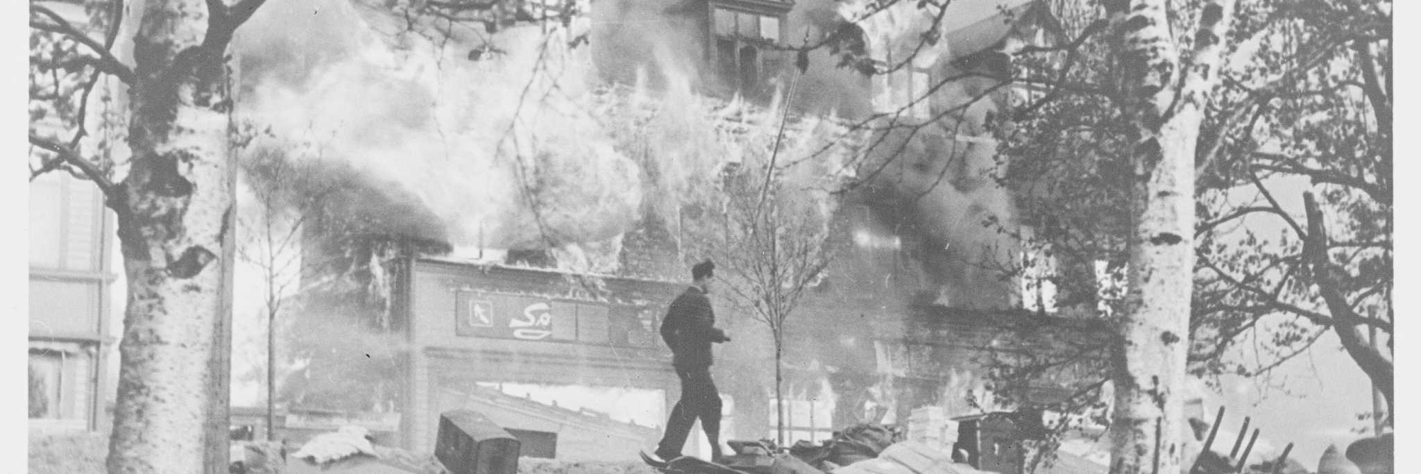 Narvik under det tyske flyangrepet 1. juni 1940. (Original bildetekst). Arkivreferanse: RA/PA-1209/U/Uj/L0204.