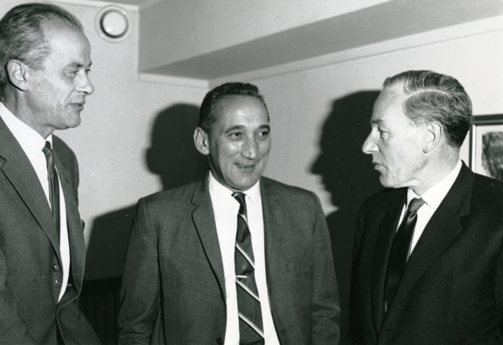 Esso Exploration Norway sin første sjef Richard J. Loeffler i midten. Her sammen med Rolf Ljungquist og E.W. Sverre. Ukjent fotograf og årstall.