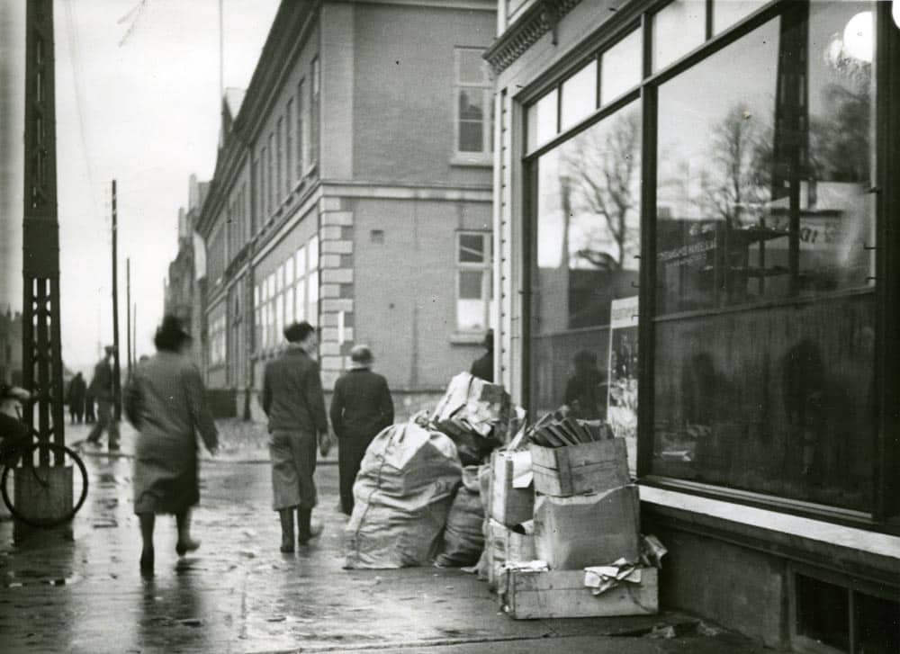 Gateparti hjørnet Gyldensløvesgate-Kirkegaten i Kristiansand. Loftrydding ble iverksatt av det sivile luftvern i 1939.