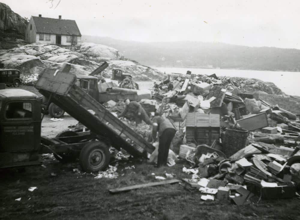 Kristiansand. Loftsrydding ble iverksatt av det sivile luftvern i 1939. På oppsamlingsplass ved Hesteheia på Kongsgård ble loftskrammel sortet.