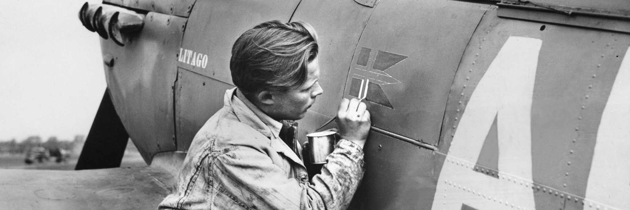 Motormekaniker Per Oddvar Gustavsen i ferd med å male flagg på Spitfire AH-M/BL314 på Catterick 21. april 1942. Arkivreferanse: RA/PA-1209/U/Uk/L0220.