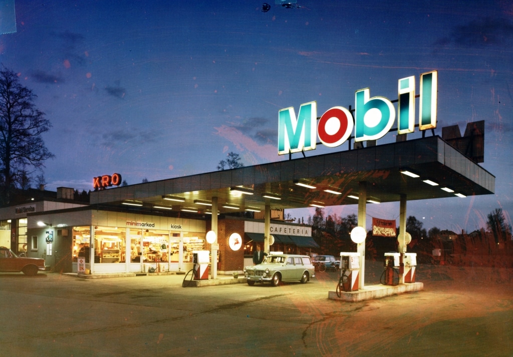 Mobil bensinstasjon med ny design på 1970-tallet. Fotograf ukjent.