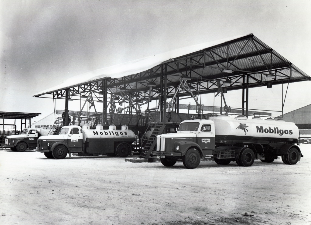 Mobil tankbiler i automatisk ”rack”. Trolig på Sjursøya. Fotograf Sturlason, A/S Polyfoto. Årstall ukjent.
